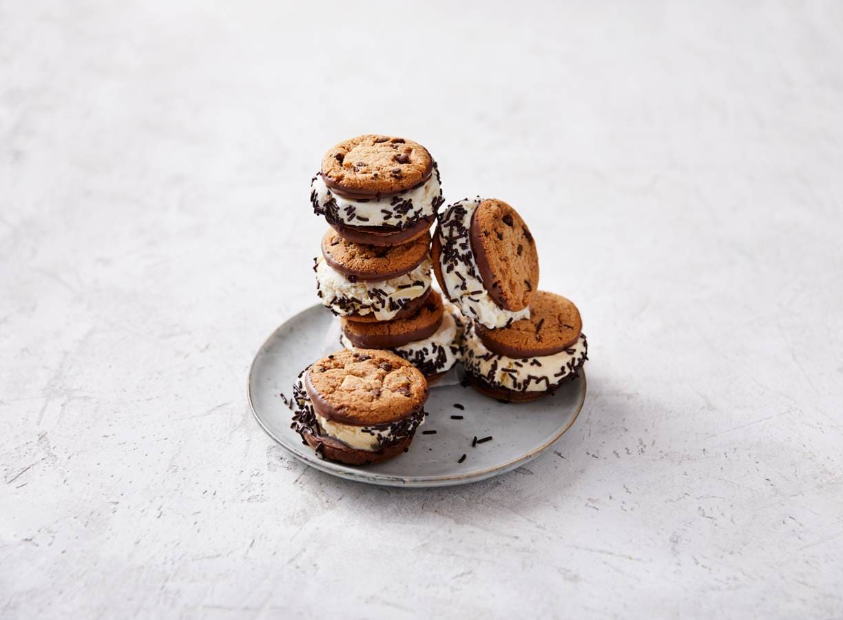IJssandwich met choc-chipcookies