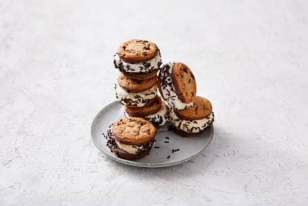IJssandwich met choc-chipcookies