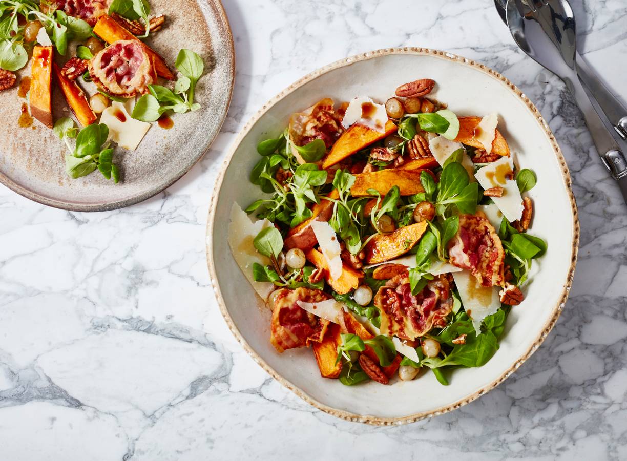 Zoete-aardappel salade met spek en balsamico-uitjes