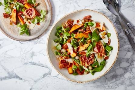 Zoete-aardappel salade met spek en balsamico-uitjes