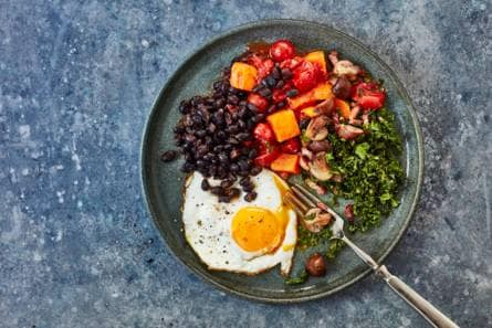Huevos rancheros met boerenkool en pompoen