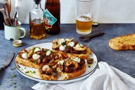 Paddenstoelen en mozzarella op spelttoast
