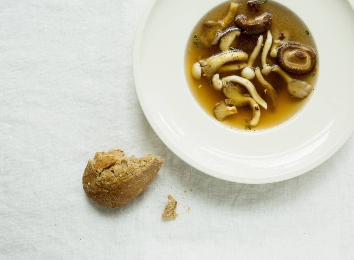 Rozemarijnbouillon met paddenstoelen