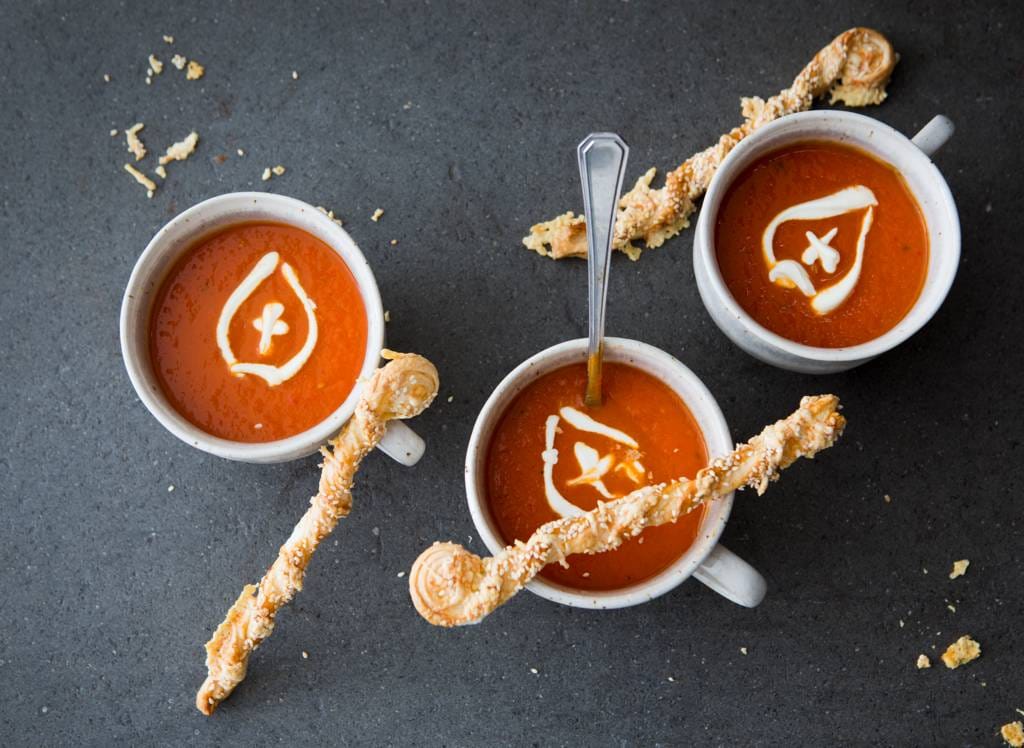 Verse tomatensoep met crème fraîche mijter