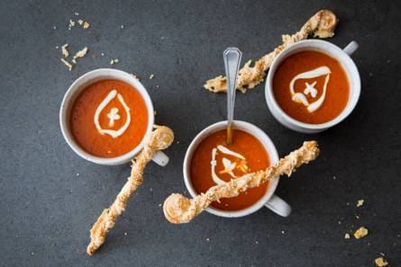 Verse tomatensoep met crème fraîche mijter
