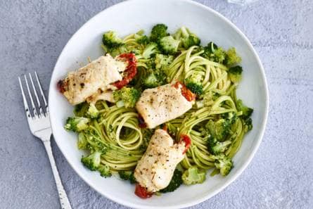 Gevulde kipfilet met verse tagliolini en broccoli