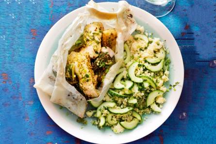 Kippakketje met pesto, courgette en couscous