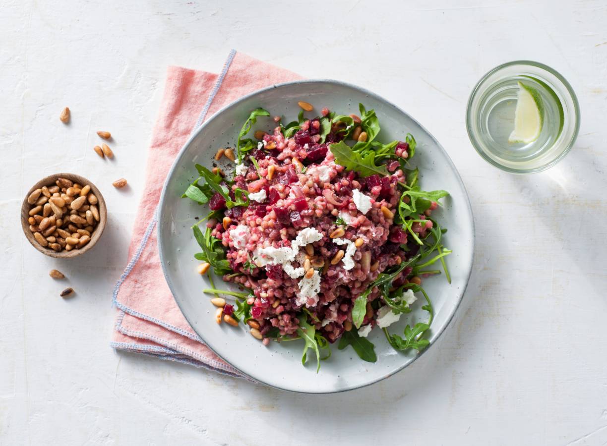 Boekweitrisotto met rode biet, geitenkaas en pijnboompitten