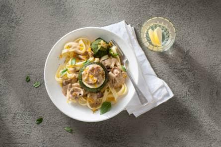 Bolcourgette met pasta en paddenstoelenragout