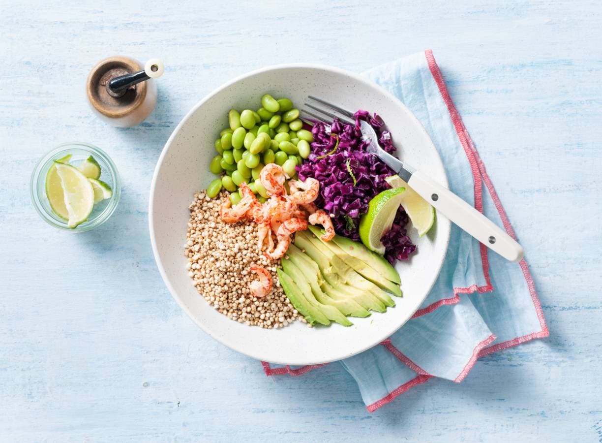 Gepofte quinoasalade met rodekool, avocado en rivierkreeftjes