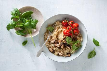 Vegan risotto met shiitake en tomaten