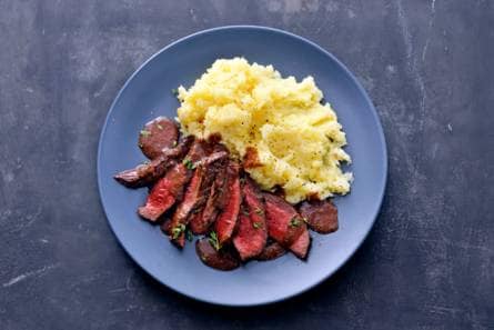 Hertenbiefstuk met wildsaus en pastinaakpuree
