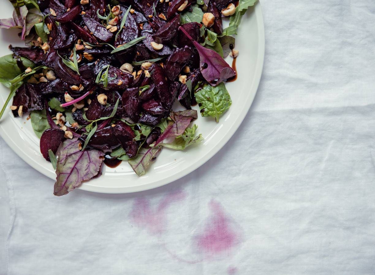 Salade met geroosterde bieten, balsamico en hazelnoten