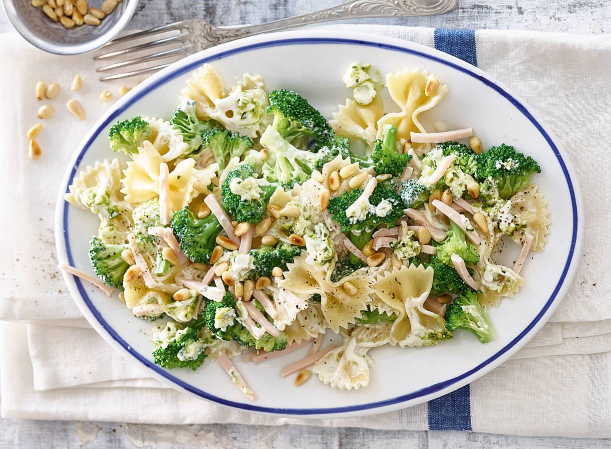 Farfalle met pesto, broccoli en gerookte kipreepjes