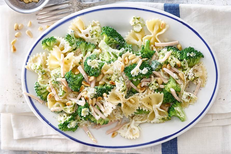 Farfalle Met Pesto Broccoli En Gerookte Kipreepjes Recept Allerhande Albert Heijn