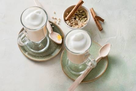 Ginger tea latte met specerijen, melk en honing
