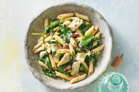 Snelle pasta met spinazie, artisjok & hummus
