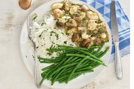 Homemade kipragout met rijst en sperziebonen