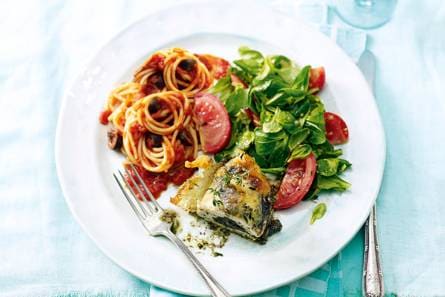 Spaghetti met tapenadekip uit de oven en frisse salade