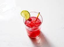 De kerstcocktail van 2017? De cranberry mule met gemberbier en wodka.