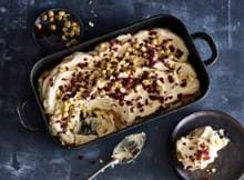 Tiramisu in een nieuw jasje met hazelnoten en gedroogde cranberry's.