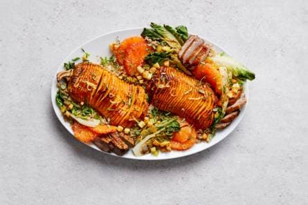 Hasselbackpompoen met sinaasappel, quinoa en aardappelkaantjes