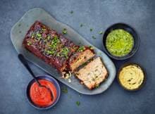 Dat meatloaf familie is van de gehaktbal wordt meteen duidelijk als je een hap neemt. Deze kerstvariant bevat ook nog eens lekker veel prei. 