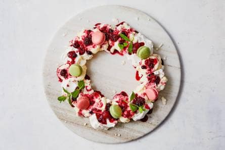 Kerstkrans van meringue, citroenyoghurt & fruit