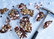 Rocky road: chocolade, marshmallows, noten (en soms koekjes). Al deze texturen bij elkaar zorgen voor een bijzondere hap chocolade. Ook leuk om cadeau te doen.