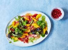 Het enige wat je voor deze kleurrijke salade hoeft te doen, is alle prachtige ingrediënten bij elkaar voegen.