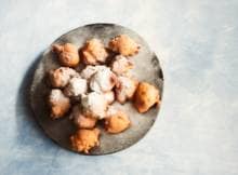 Klaar voor oudejaarsavond? Wij wel! Deze easy oliebollen zijn namelijk zó klaar