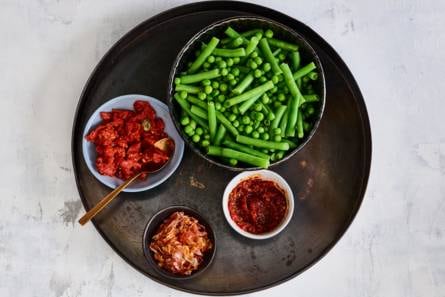 Sperziebonen en tuinerwten met toppings