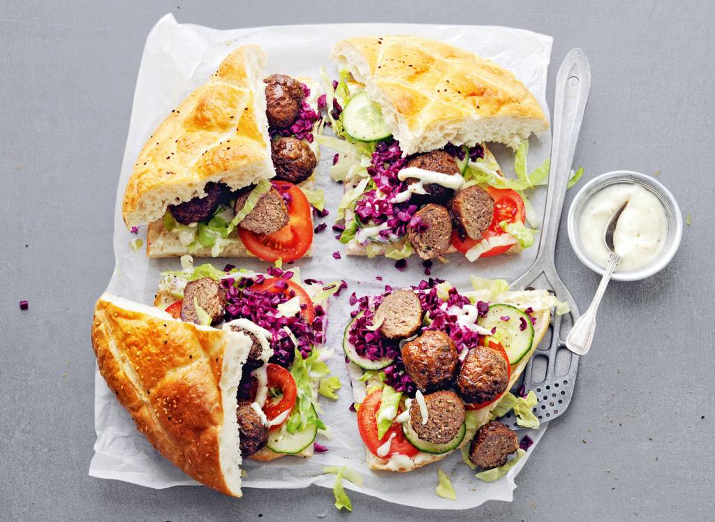Ui-gehaktballetjes op Turks brood