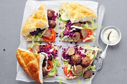 Ui-gehaktballetjes op Turks brood