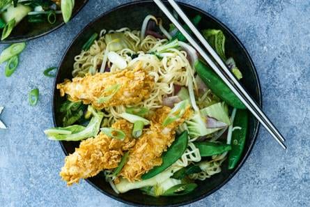 Gebakken noedels met groenten en garlic chicken