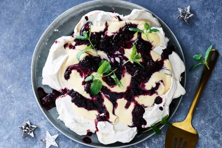 Kerstpavlova met custard, compote en munt