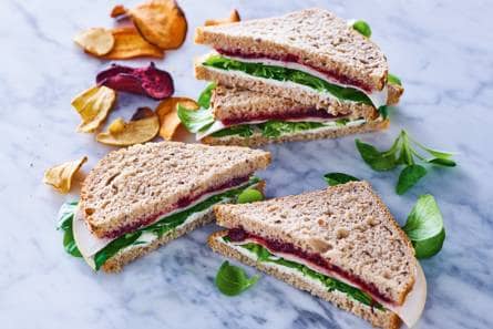 Sandwich met gerookte kip en cranberry compote
