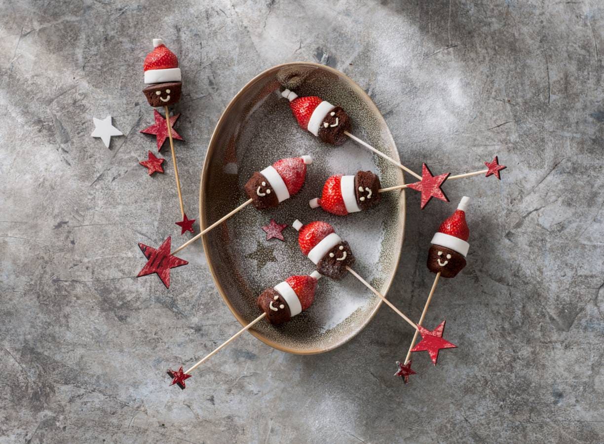 Brownie-aardbei-kerstmannetje op een stokje