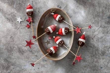 Brownie-aardbei-kerstmannetje op een stokje