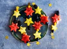 Willen de kinderen helpen met het kerstdiner? Maak gezellig samen deze fruitige sterren.