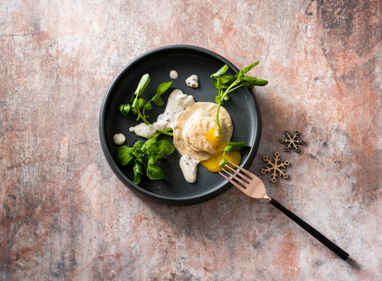 Eendenravioli met zachte eidooier en truffelsaus