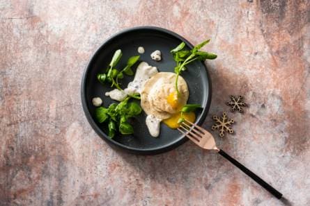 Eendenravioli met zachte eidooier en truffelsaus