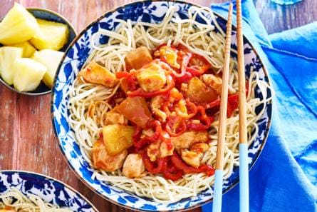 Kip in zoetzure saus met noedels en puntpaprika