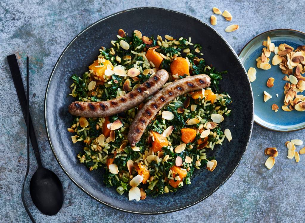 Pilav van meergranenrijst met gegrilde chipolata