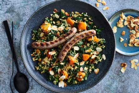 Pilav van meergranenrijst met gegrilde chipolata