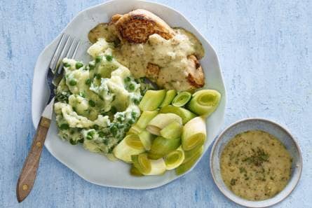 Mosterdkip met gestoofde prei en gemengde puree