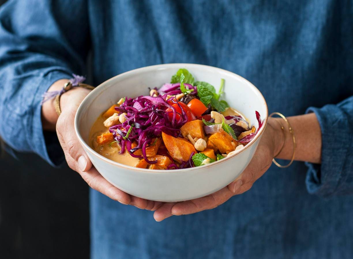 Groentecurry met rodekoolsalade