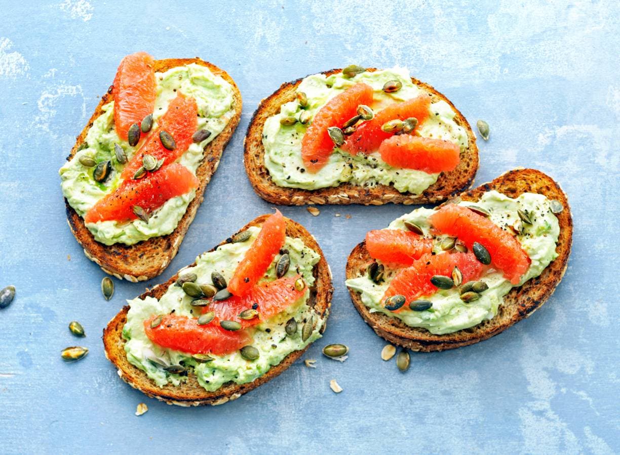 Toast met geitenkaas-avocadospread en grapefruit