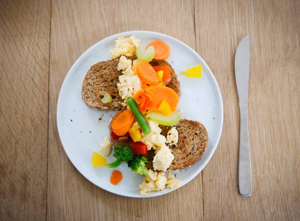 Volkorentoast met scrambled eggs
