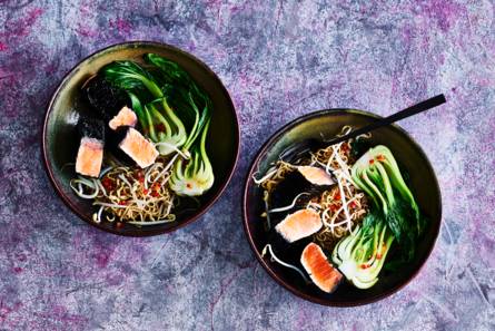 Zalm­pak­ket­je met zee­wier en vol­ko­ren noe­dels